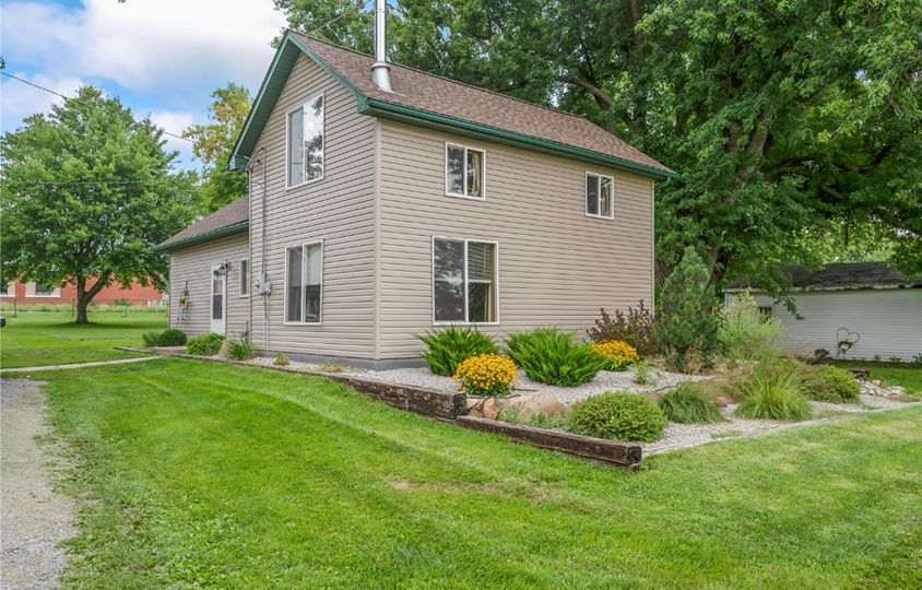608 Grant St, Walker, IA 52352