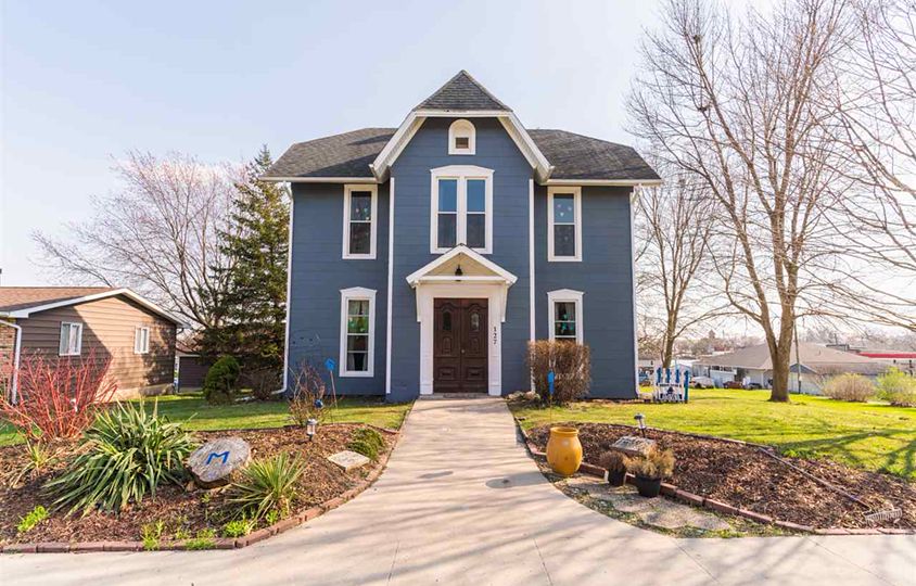 127 E State St, Oxford, IA 52322