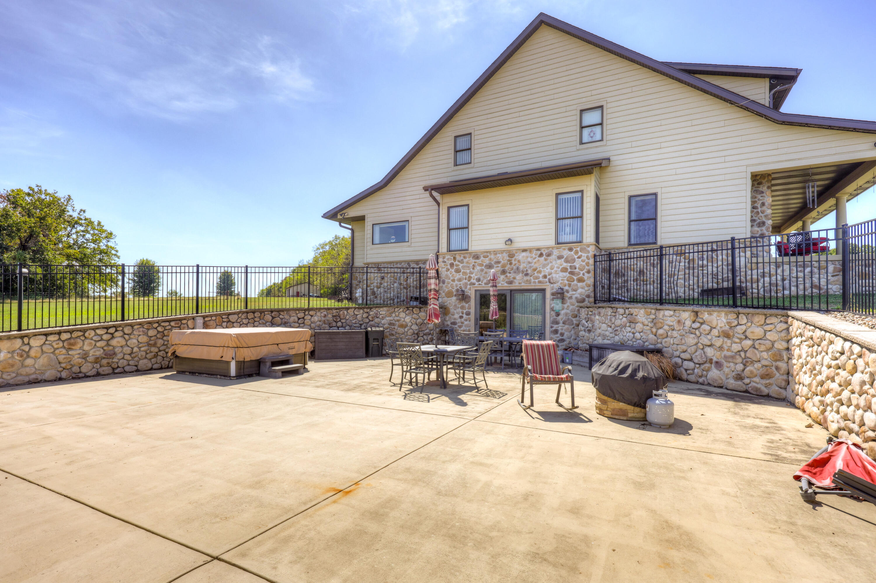 main property photo 75