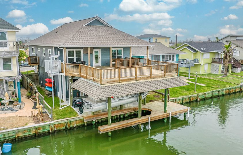 35 Dolphin St, Bayou Vista, TX 77563