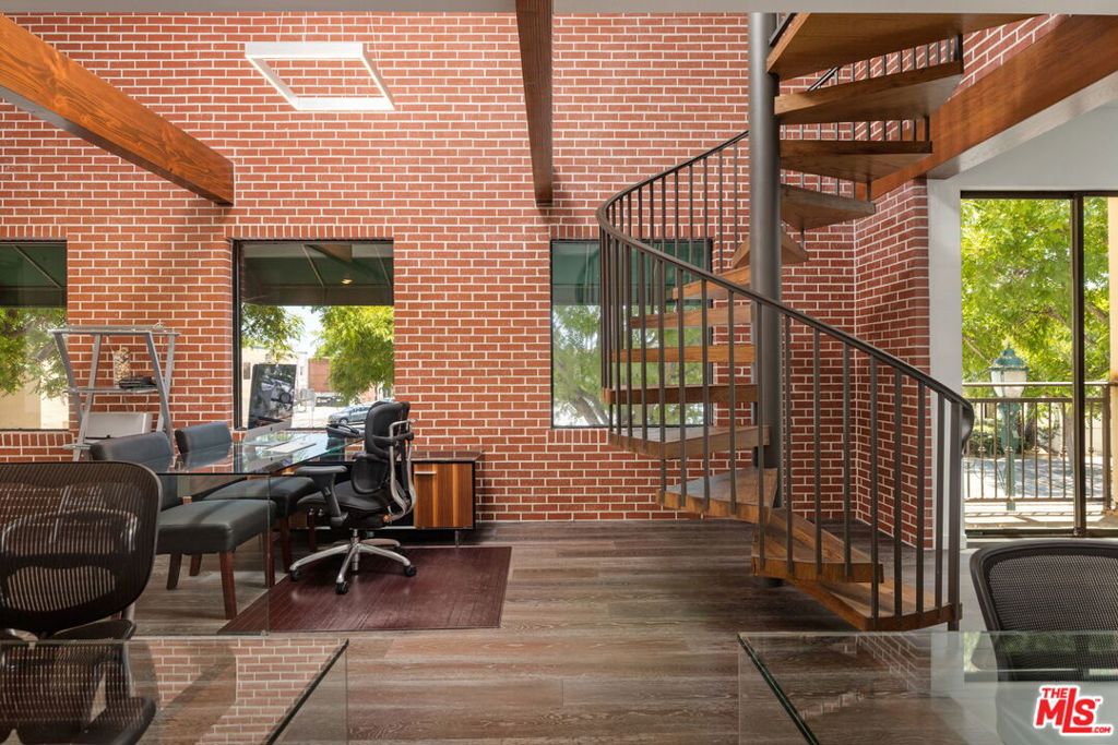 main property photo 10