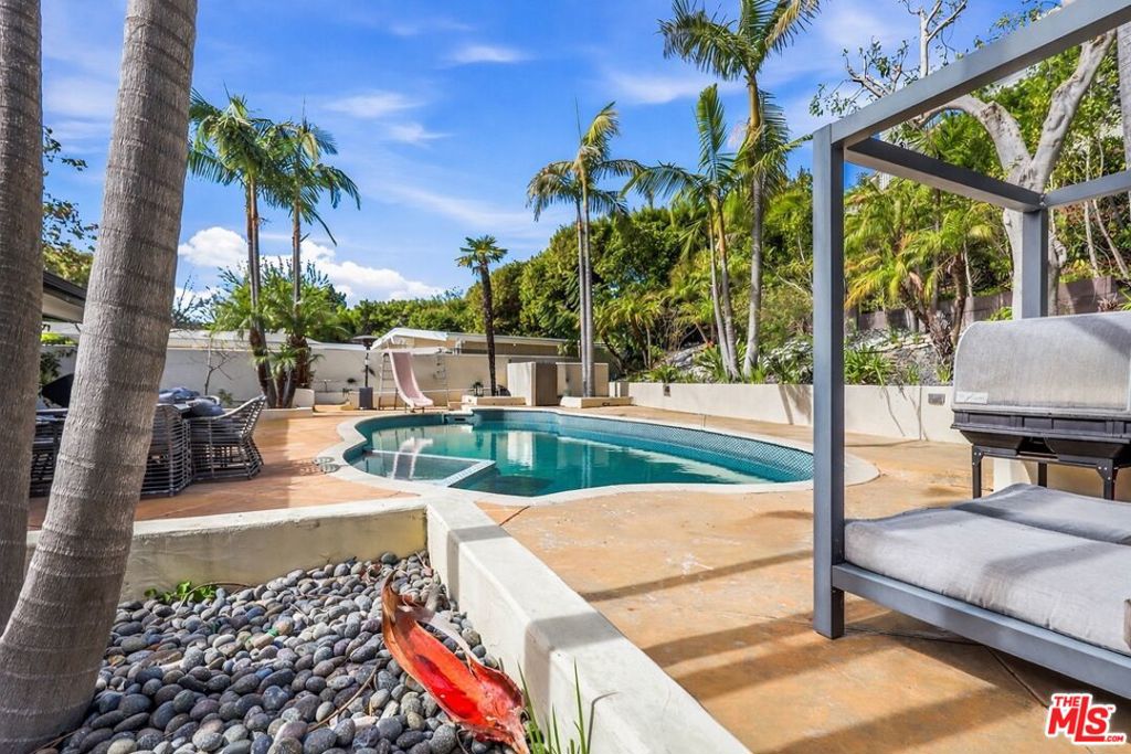 main property photo 24