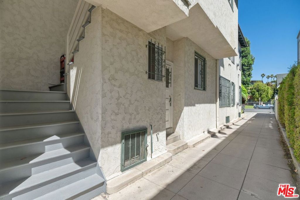 main property photo 28