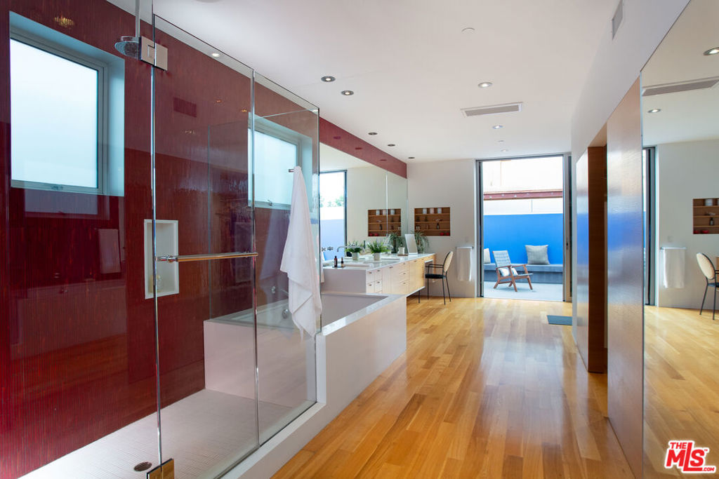 main property photo 25