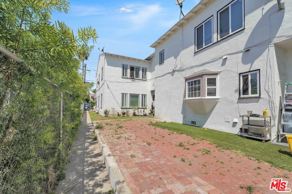 main property photo 28