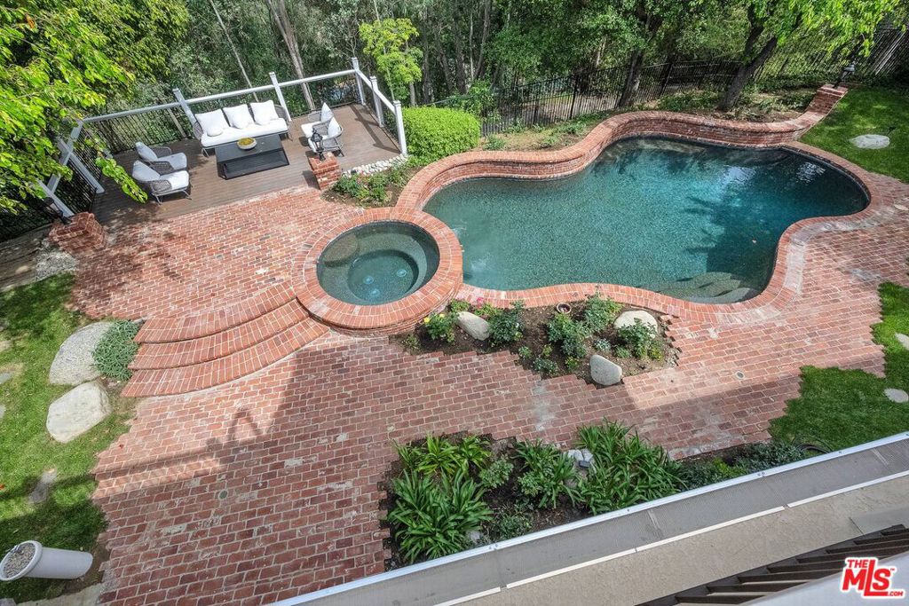 main property photo 30