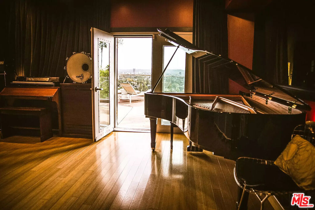 main property photo 14