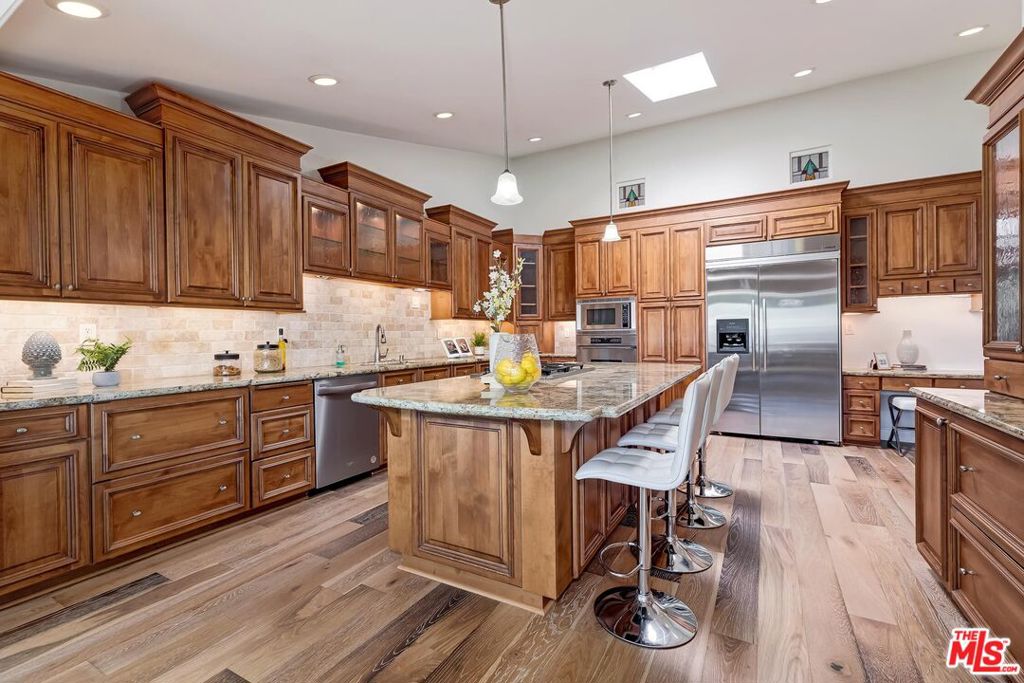 main property photo 17