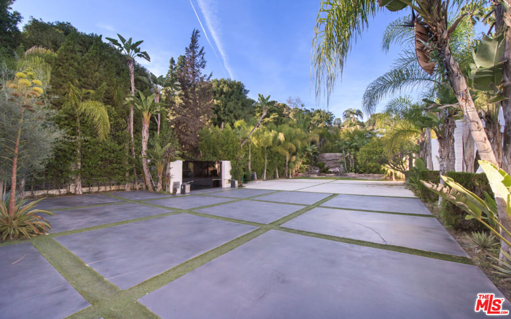 main property photo 11