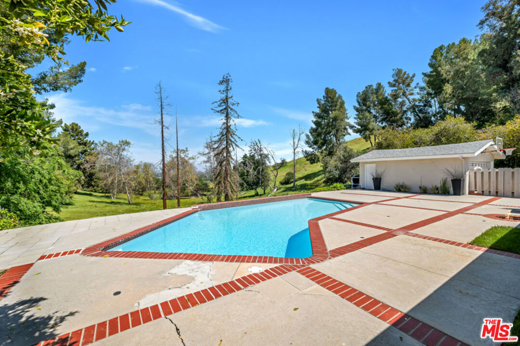 main property photo 30