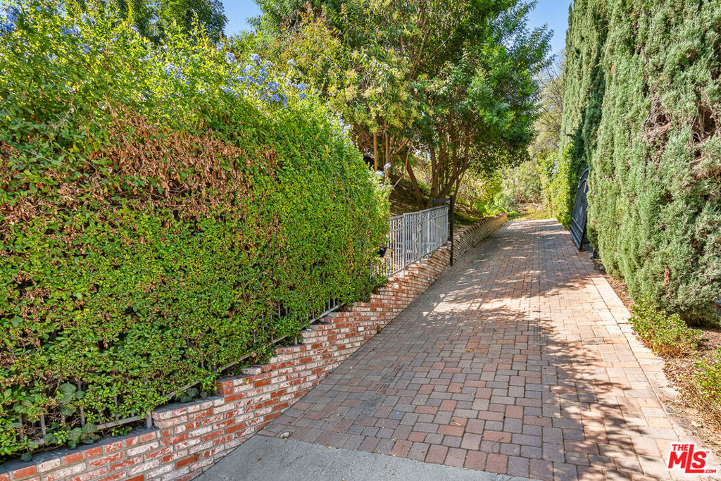 main property photo 28