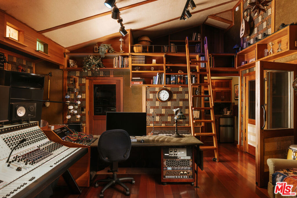 main property photo 34