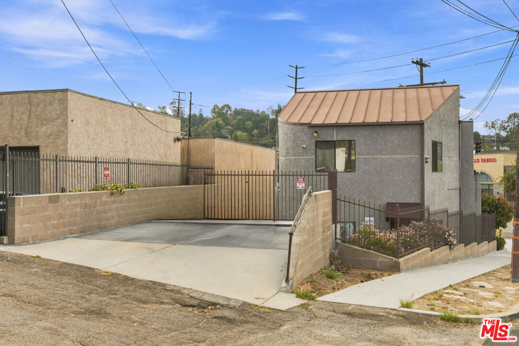 main property photo 41