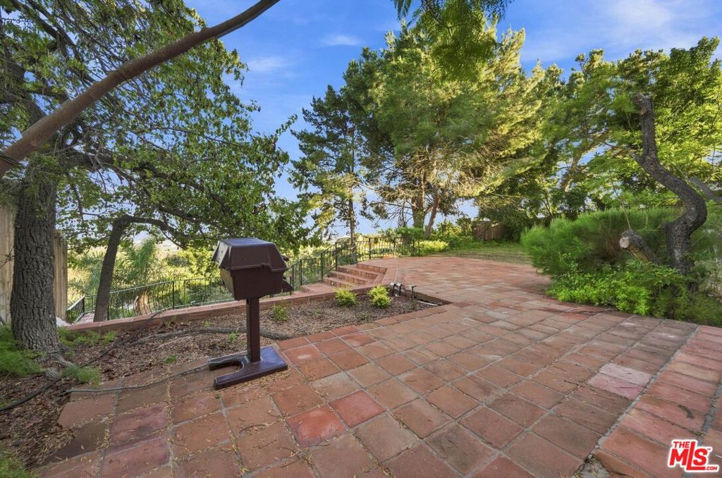 main property photo 32