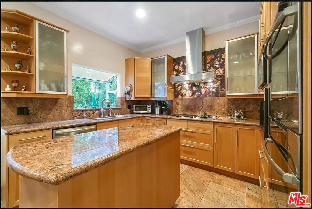 main property photo 14