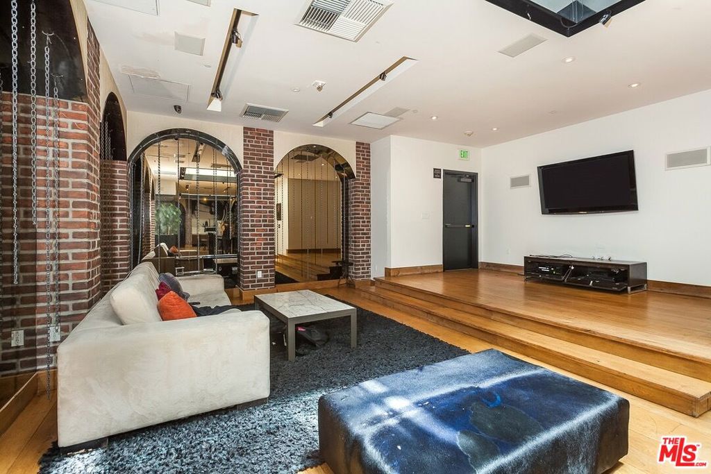 main property photo 17
