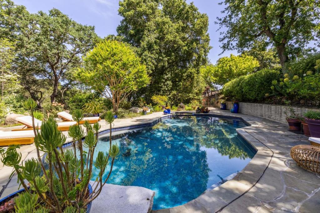main property photo 78