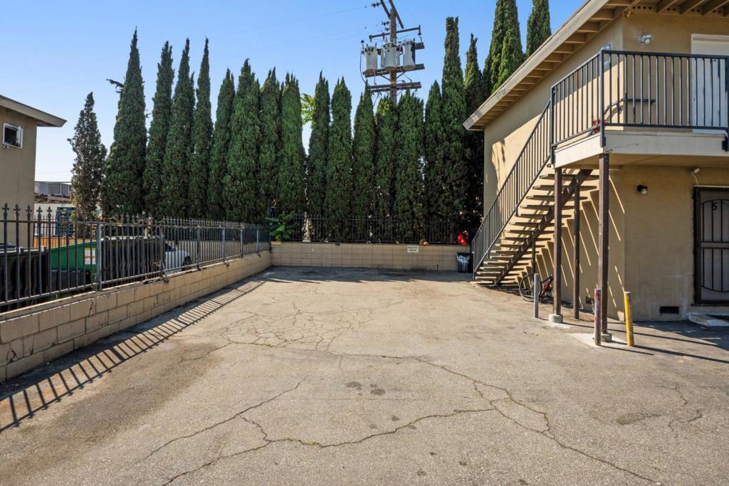main property photo 28