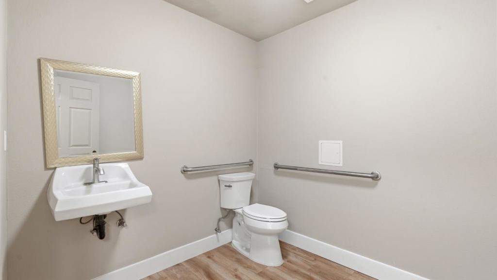 main property photo 28