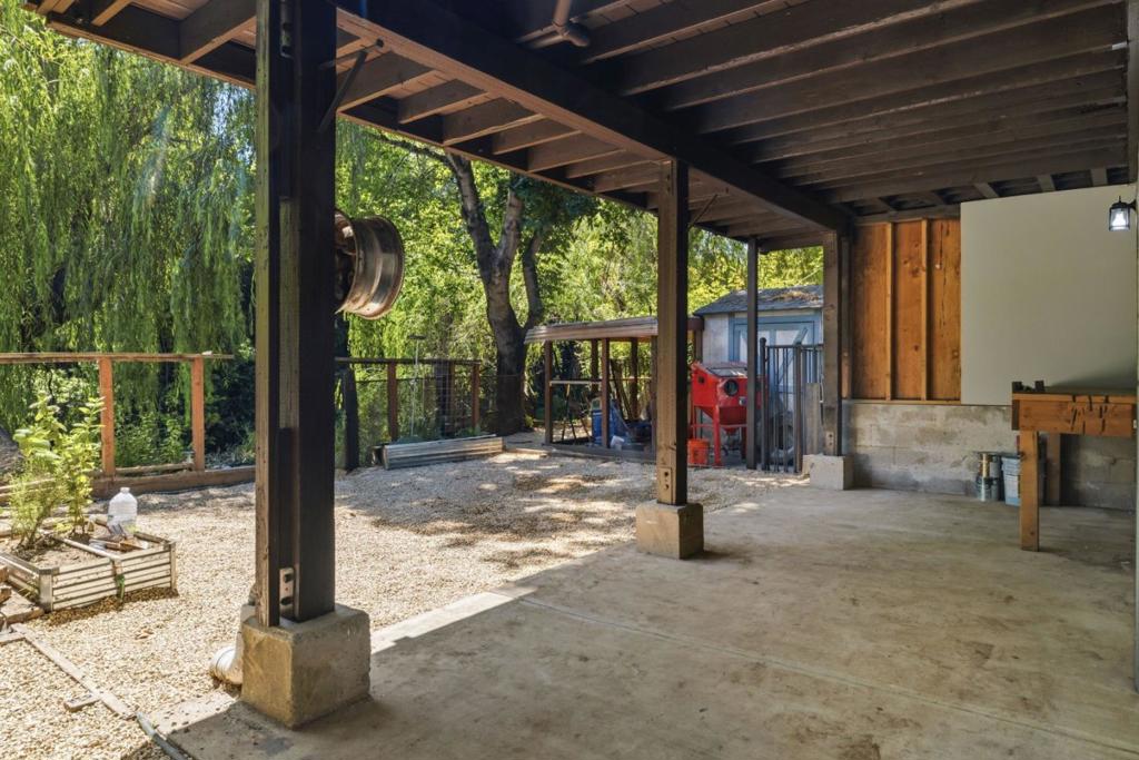 main property photo 40