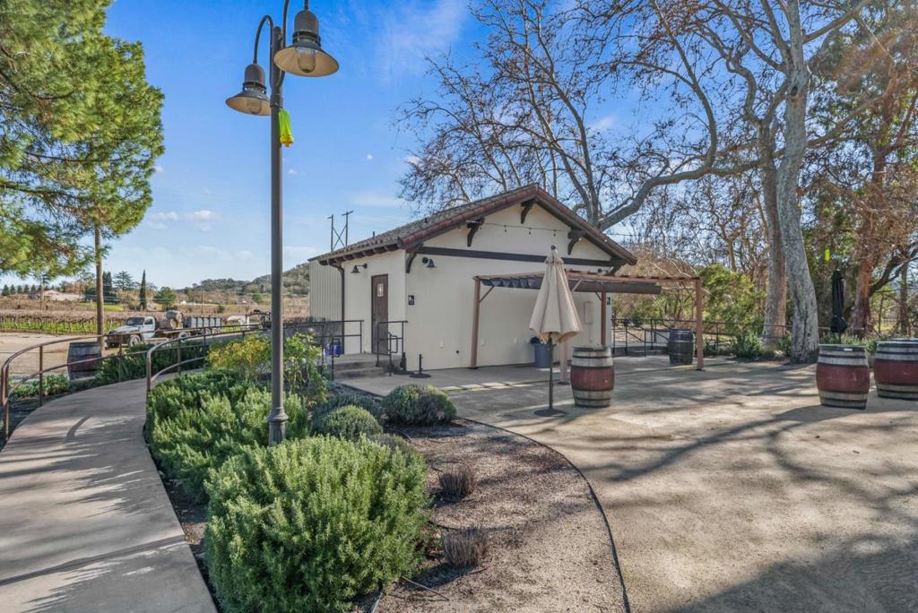 main property photo 40