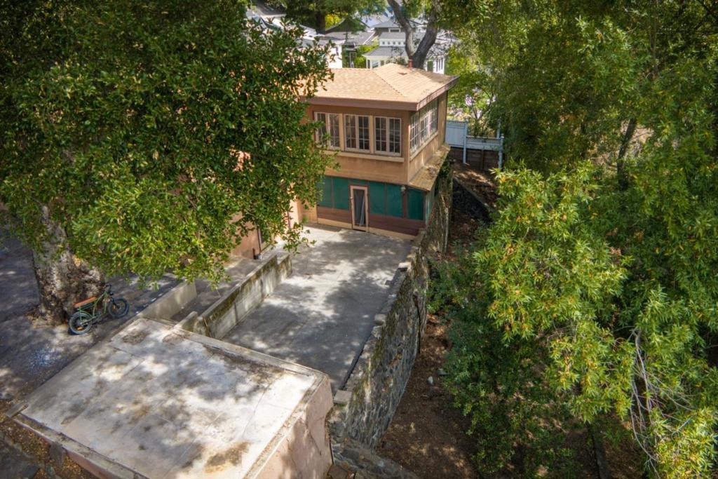 main property photo 10