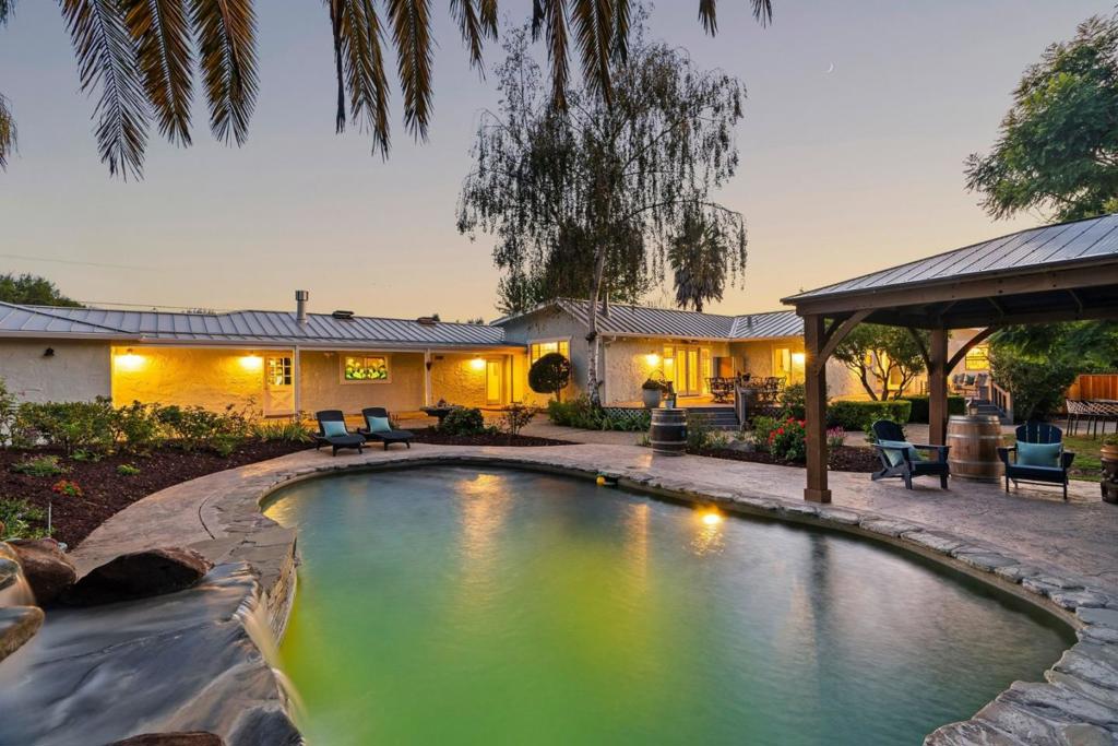 main property photo 10