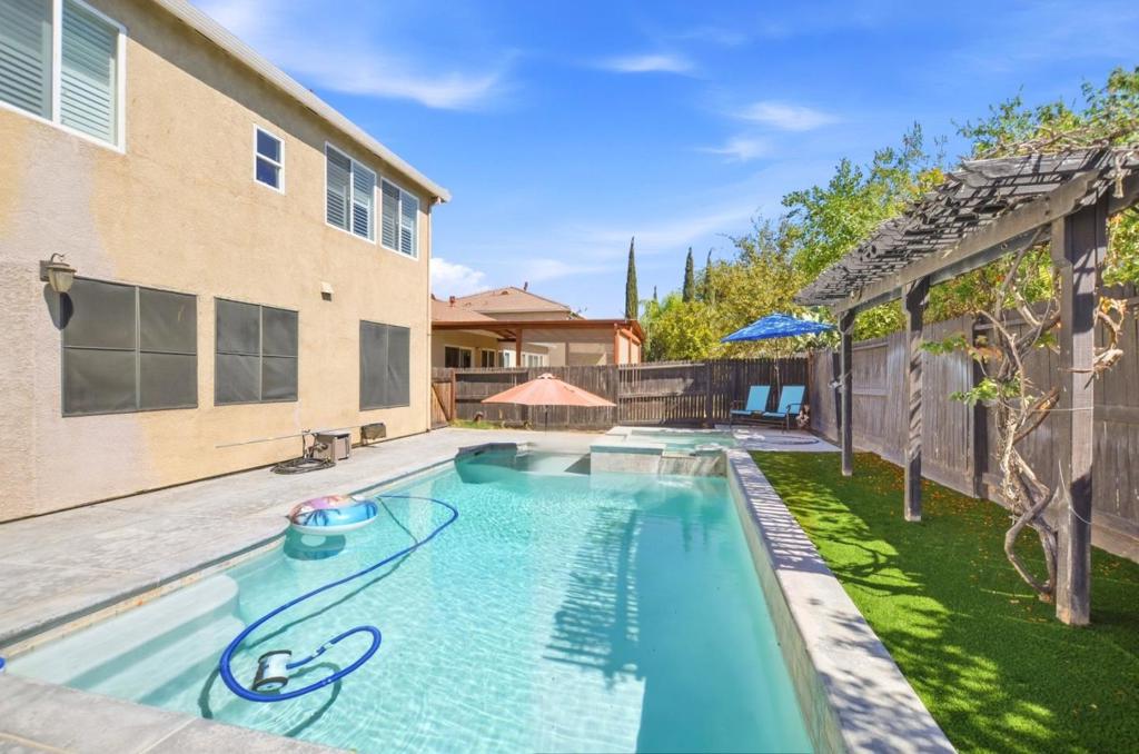 main property photo 38