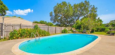 image of property with 4 Bed | 2 Bath | 1,962 Sqft
