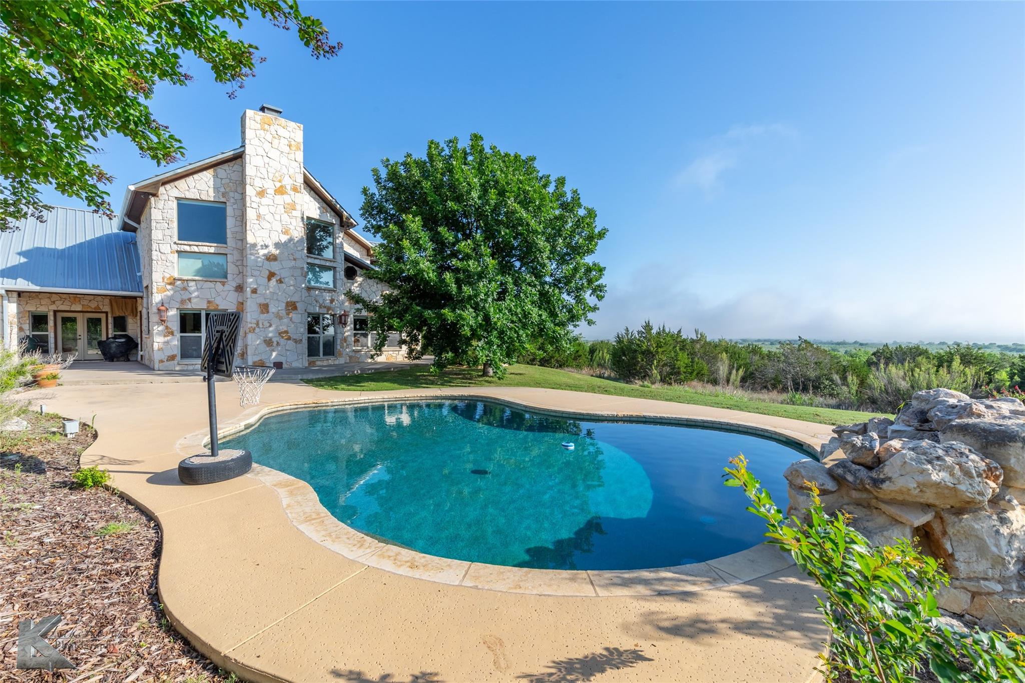 main property photo 4