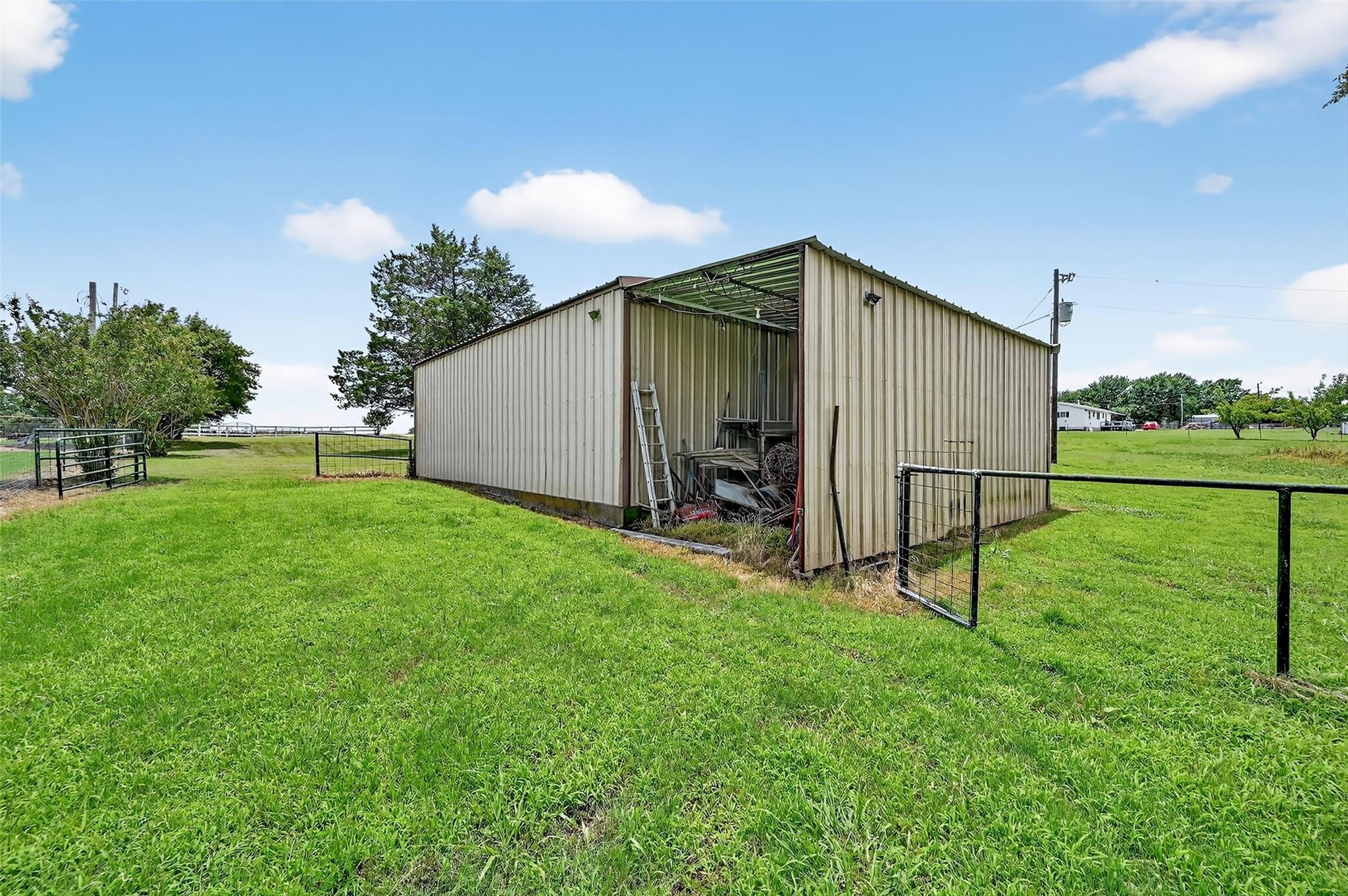main property photo 28