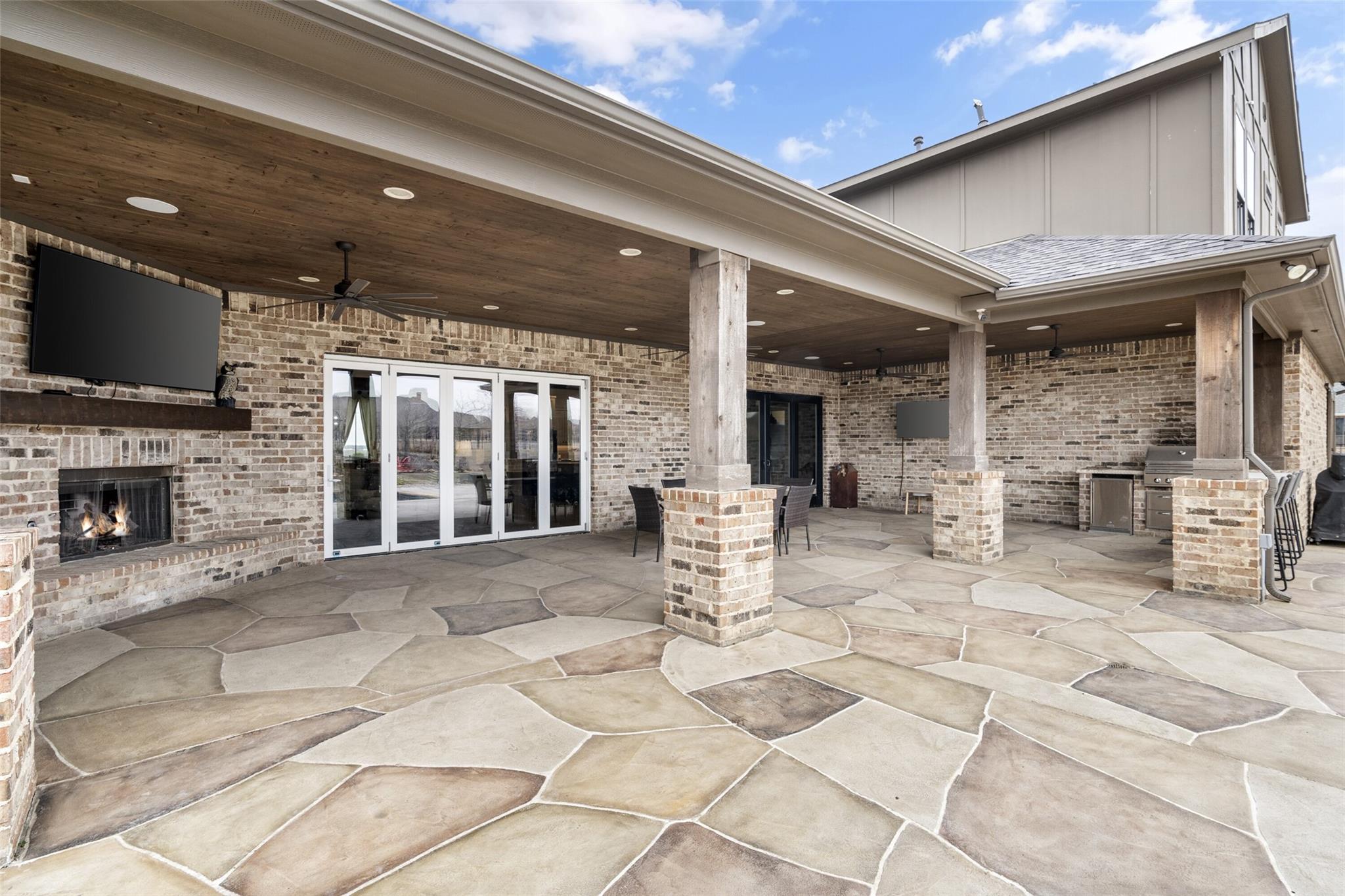 main property photo 33