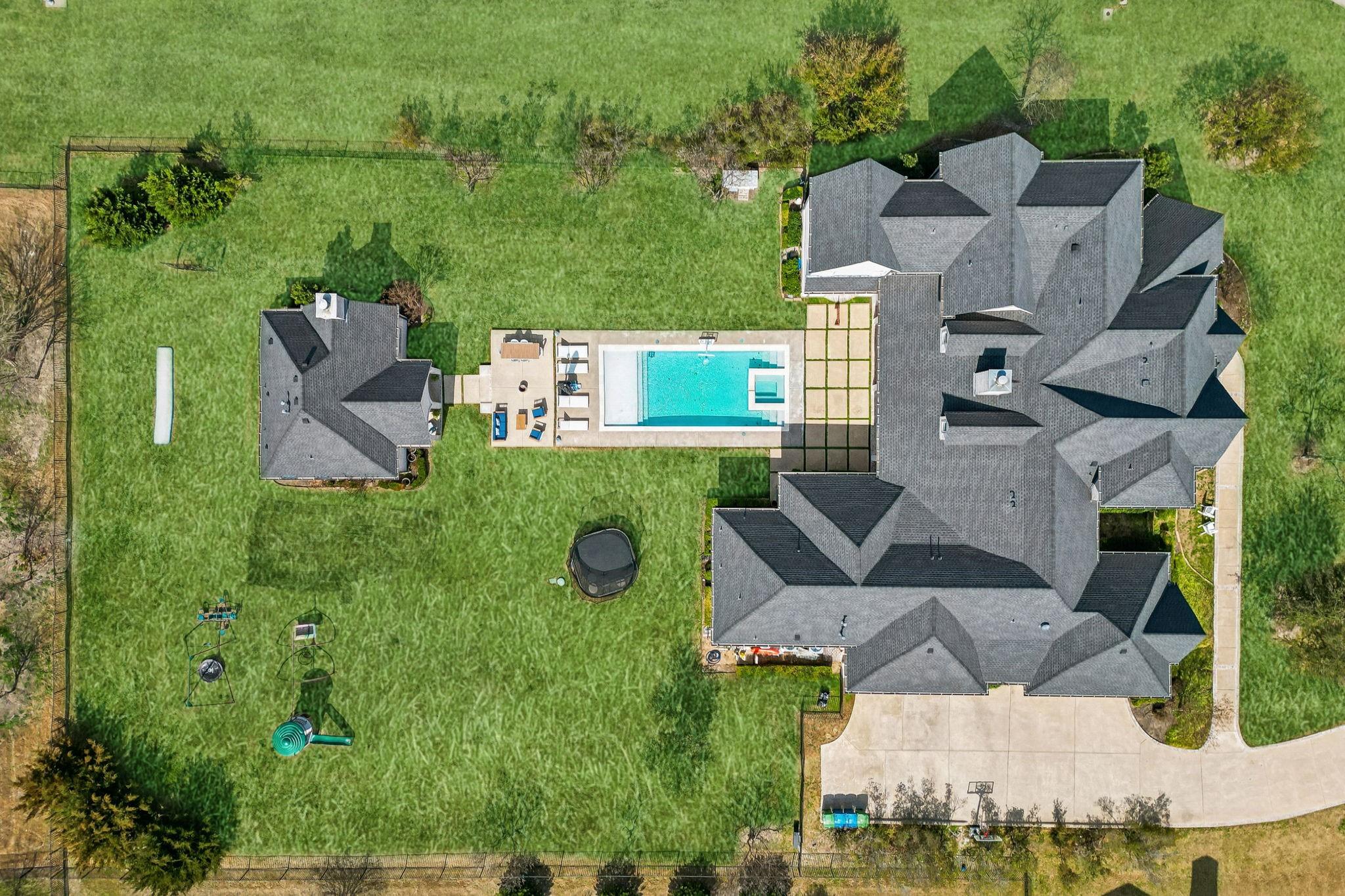 main property photo 37