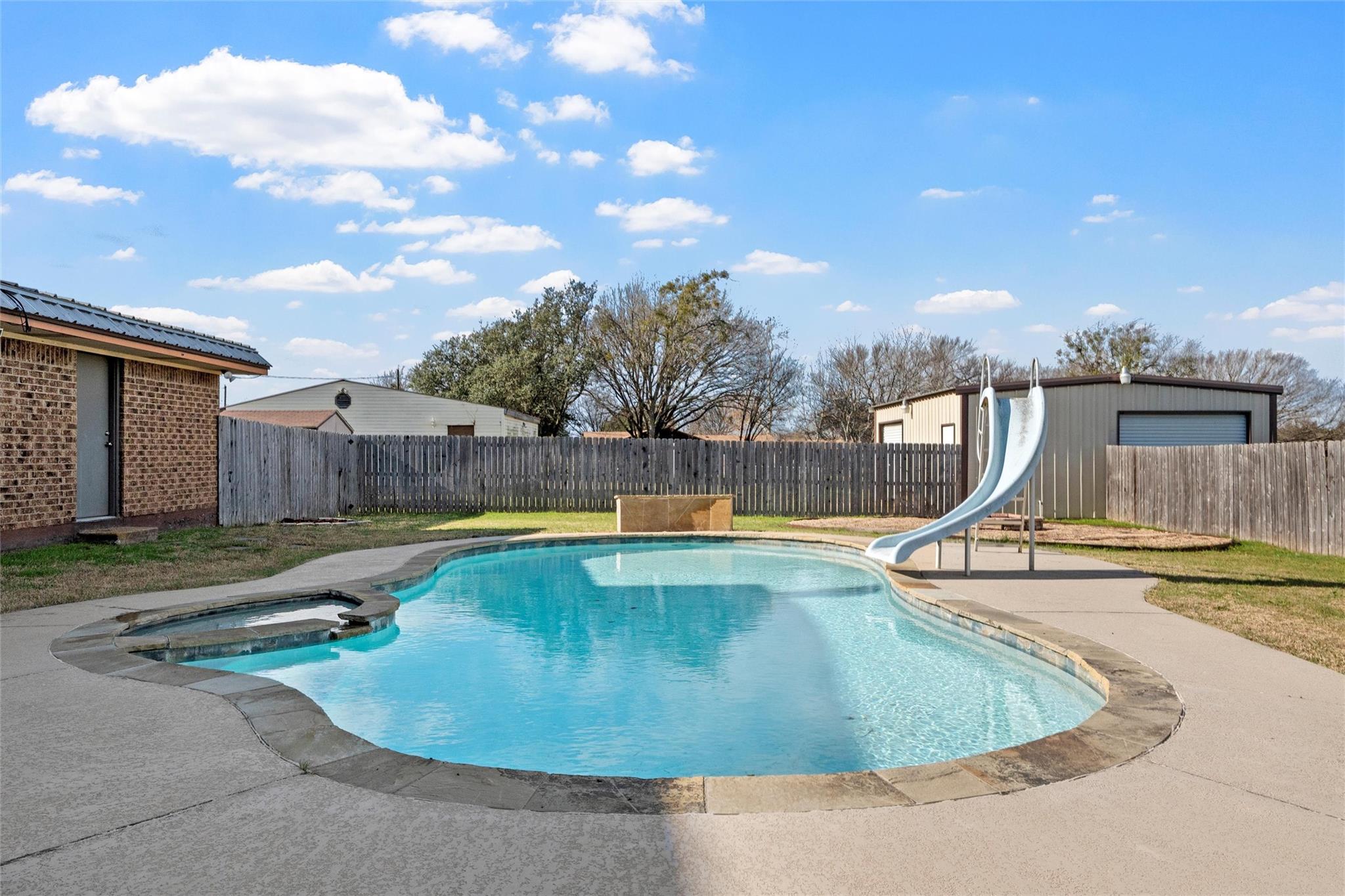 main property photo 25