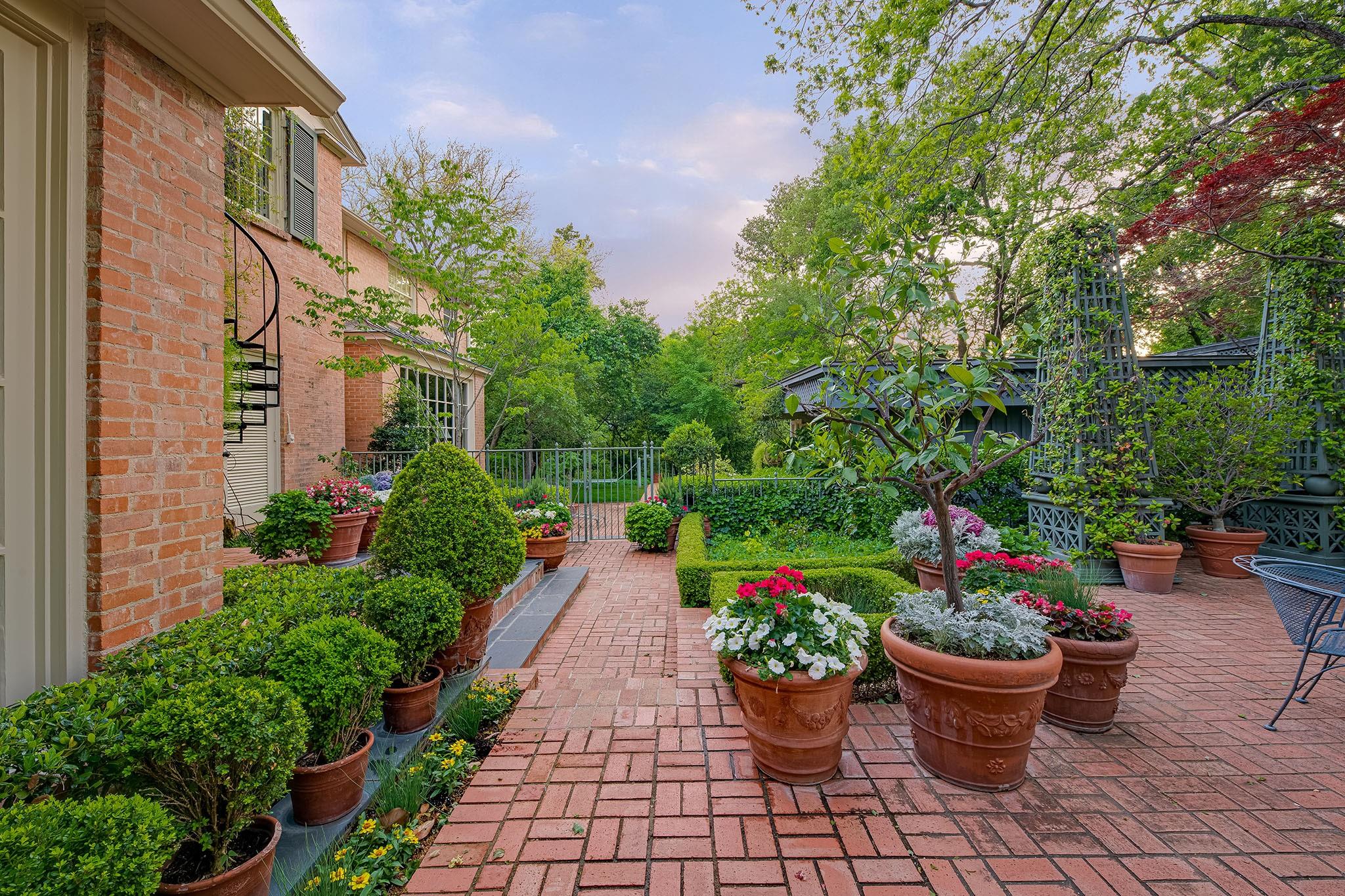 main property photo 9