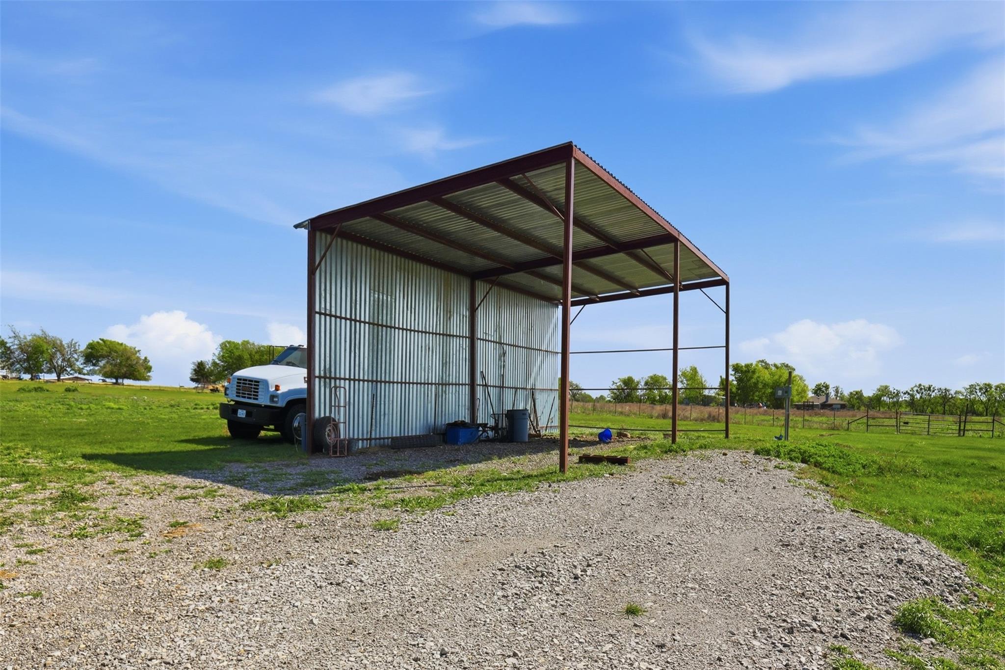 main property photo 28