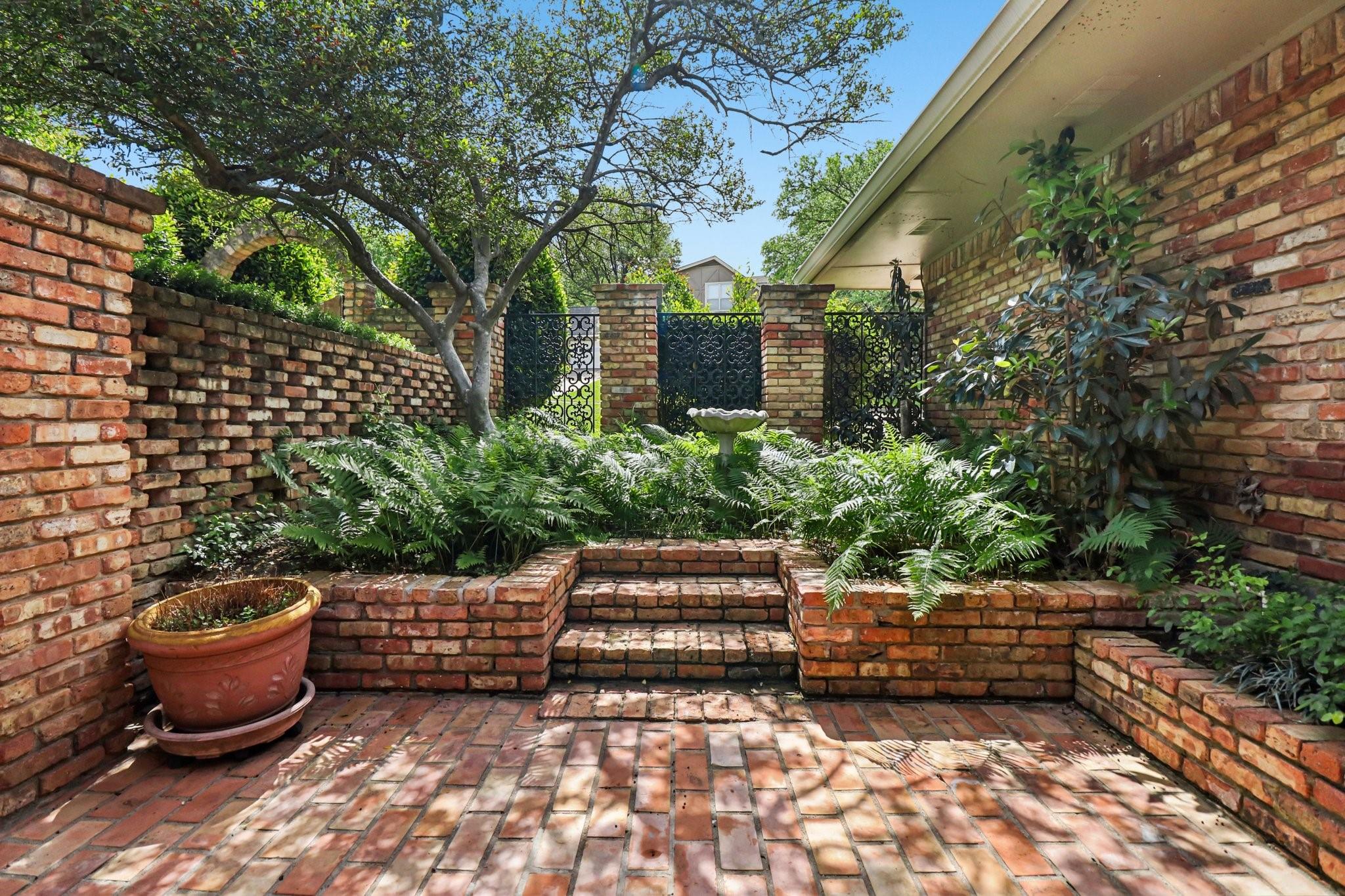 main property photo 28