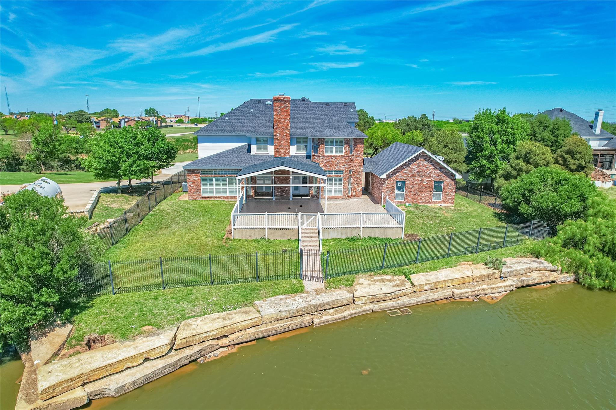 main property photo 32