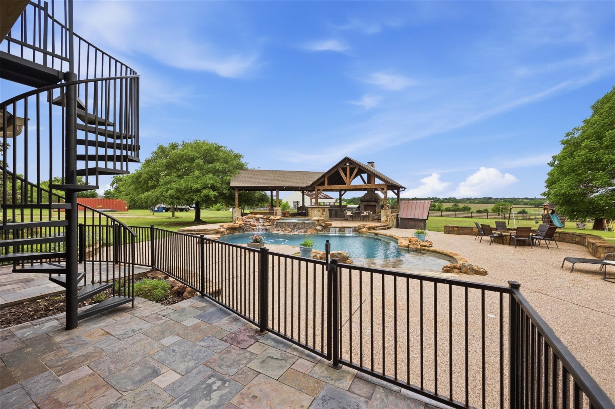 main property photo 28