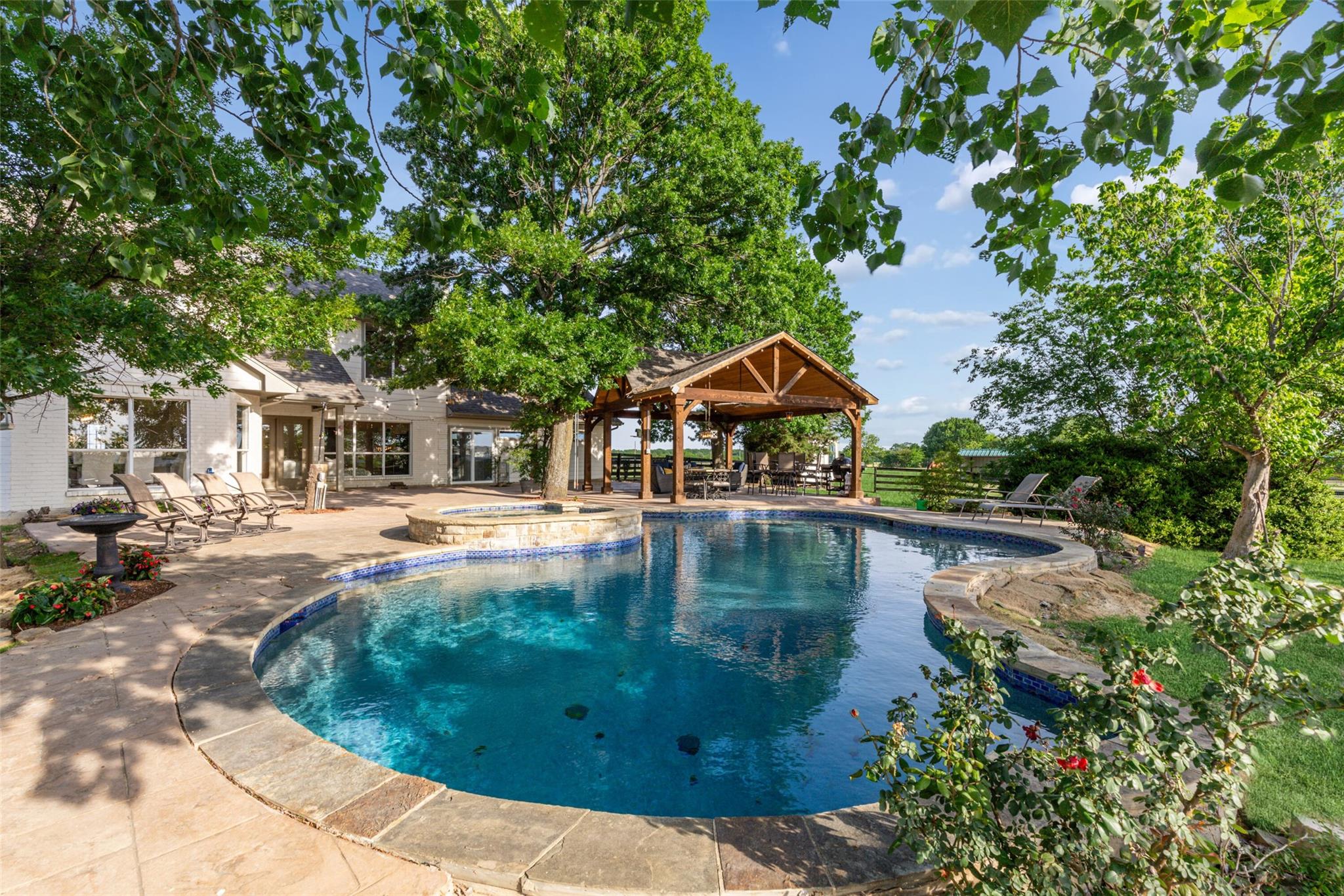 main property photo 23
