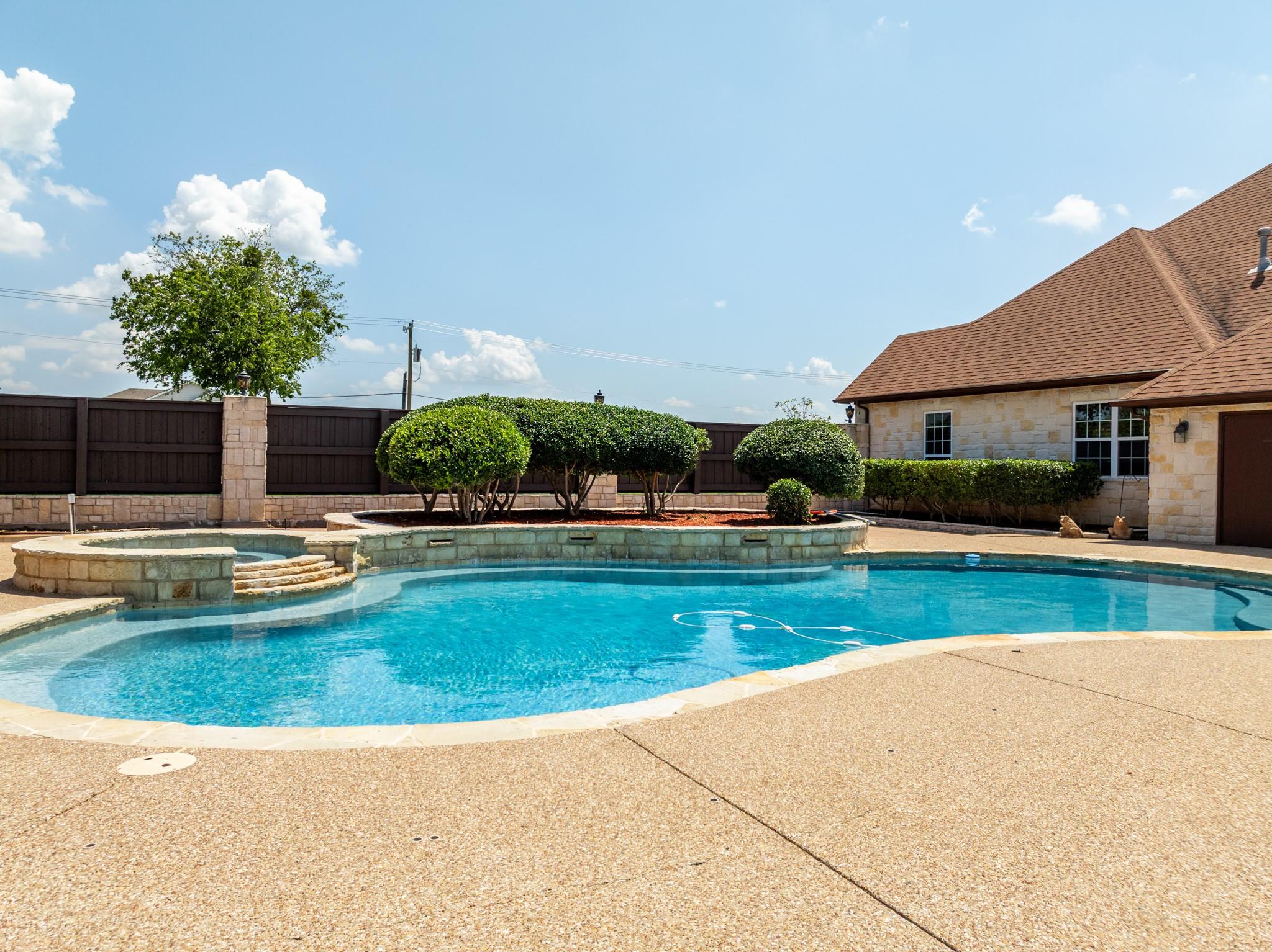 main property photo 9