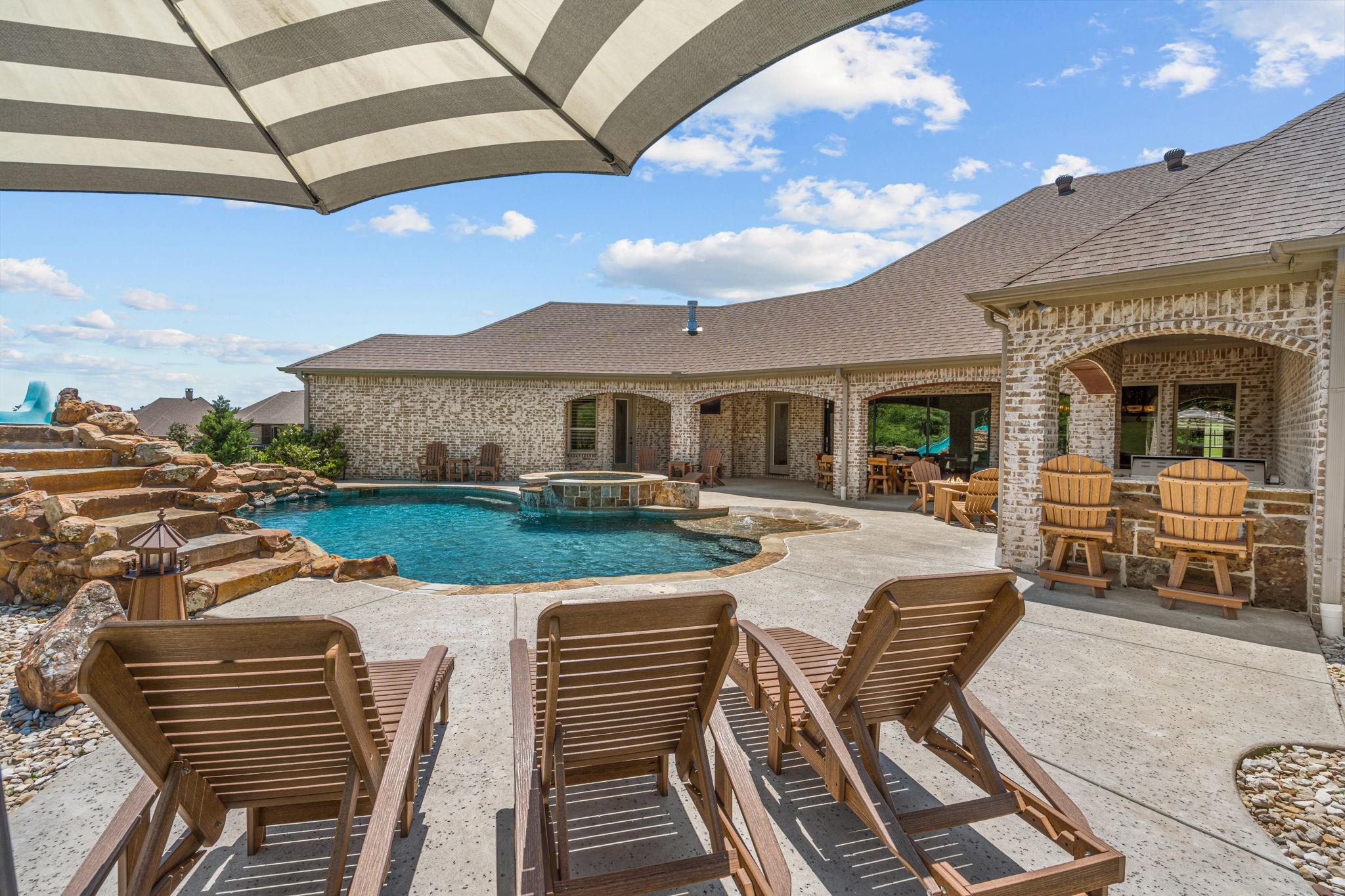 main property photo 30