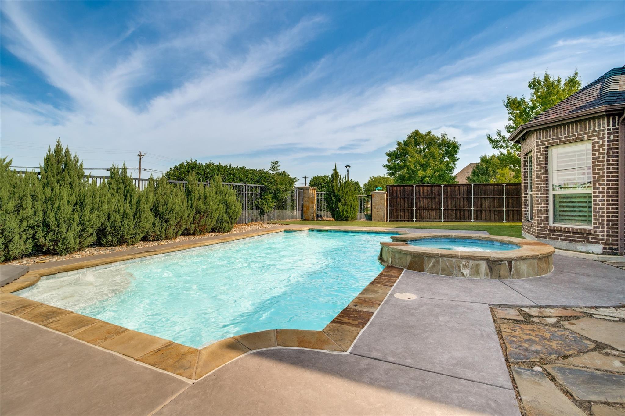 main property photo 25
