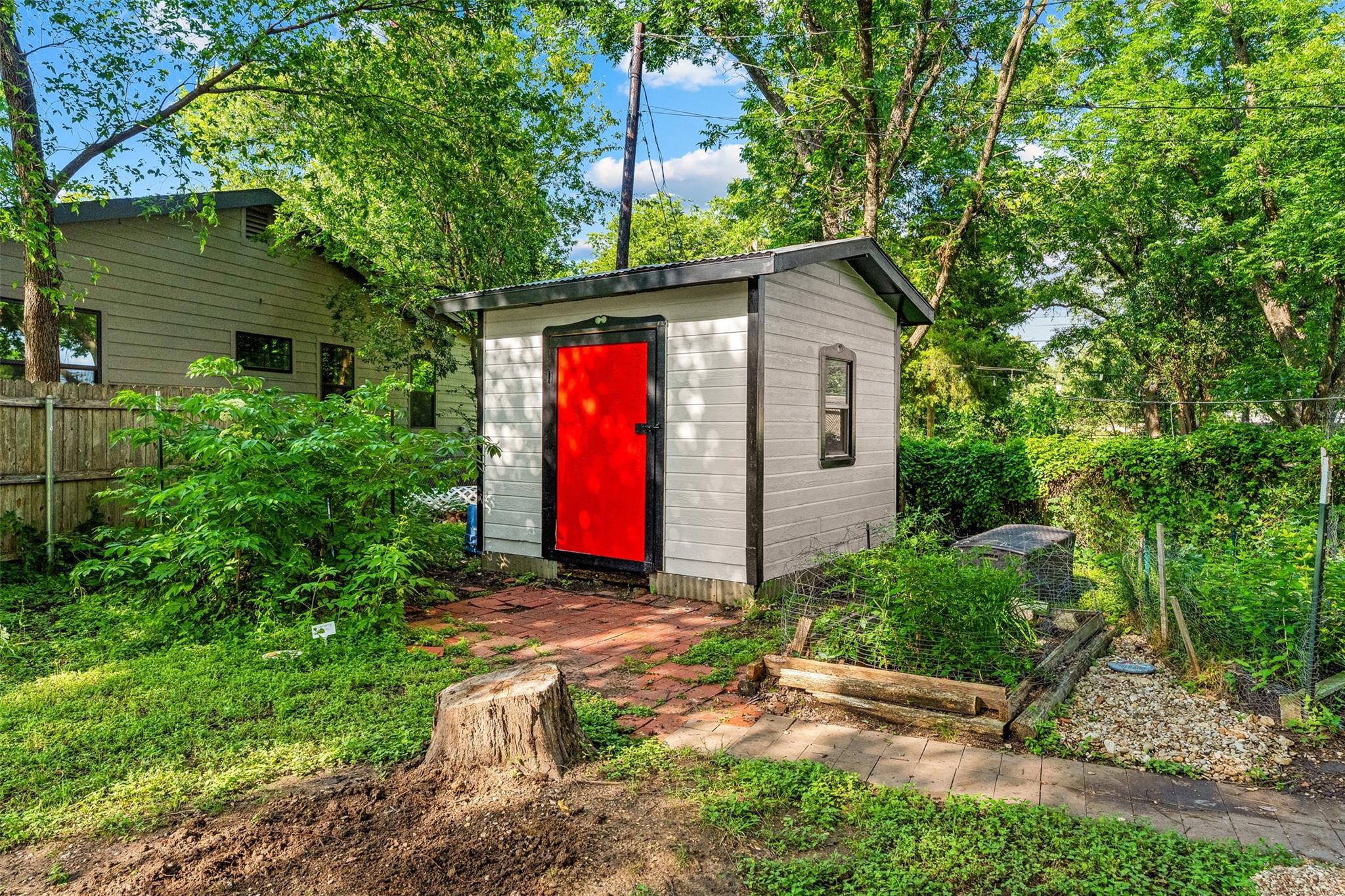 main property photo 32