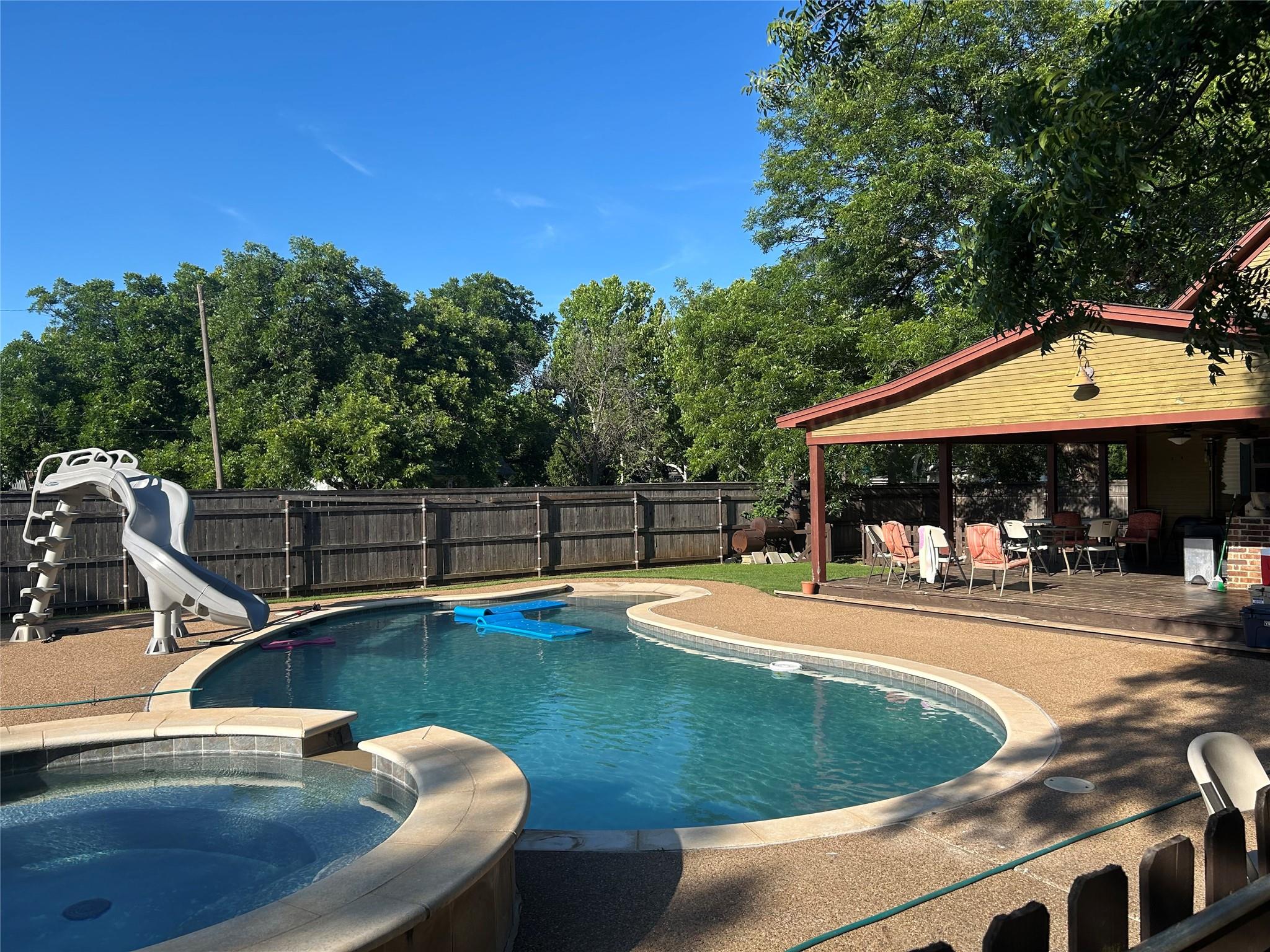 main property photo 3