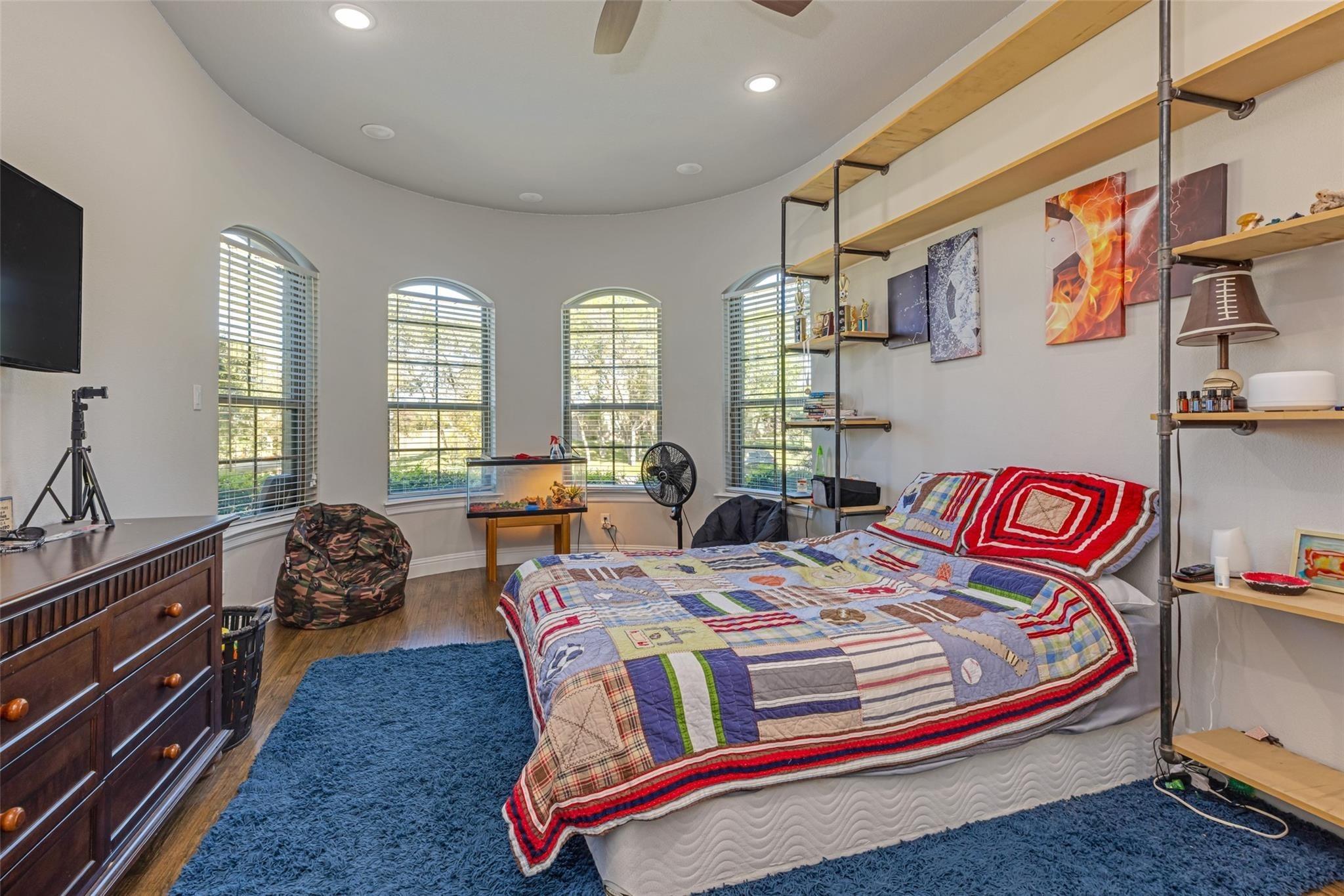 main property photo 18
