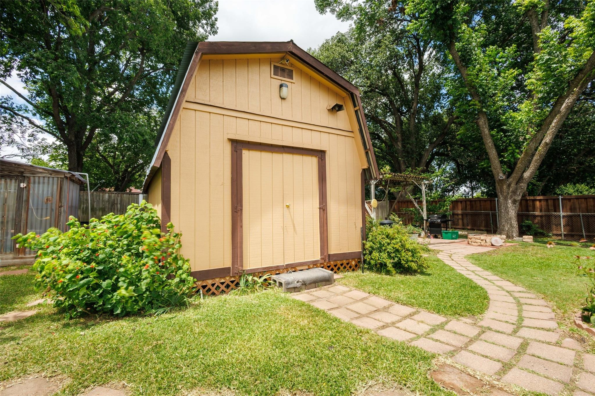 main property photo 28