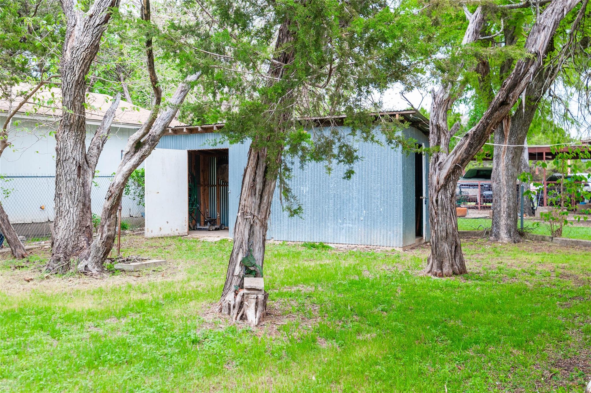 main property photo 28