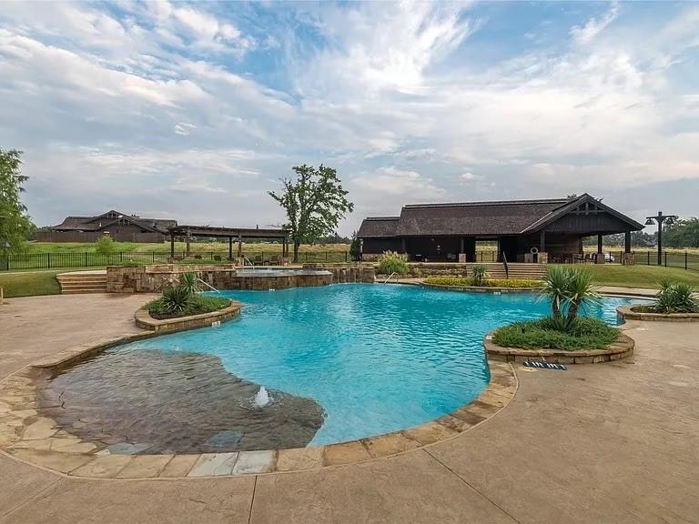 main property photo 11