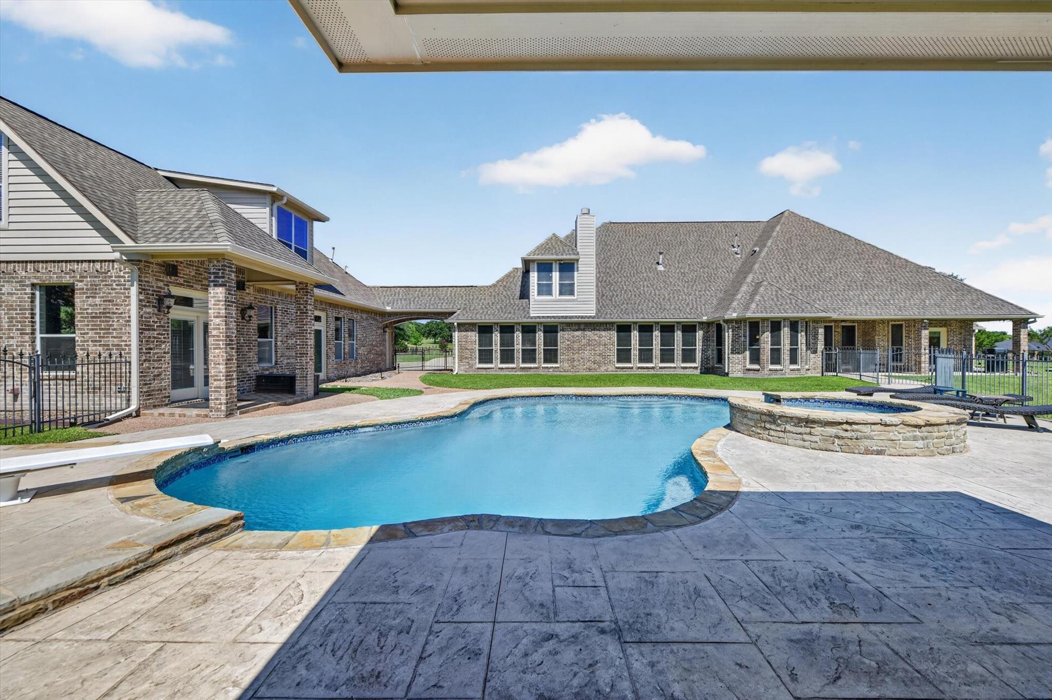 main property photo 9
